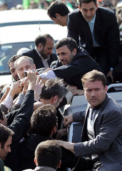 http://worldmeets.us/images/Ahmadinejad-car-crowd-34_pic.png