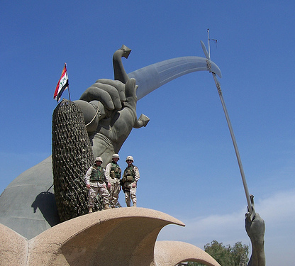 http://worldmeets.us/images/Iraq-Hands-of-Victory-US-Troops_pic.png