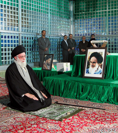 http://worldmeets.us/images/Khamenei-Khomeni-Mauselium-pray_pic.png