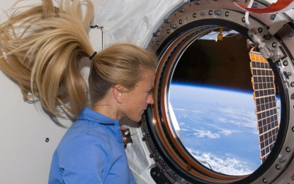 http://worldmeets.us/images/Space-Station-Karen-Nyberg-hair_pic.png