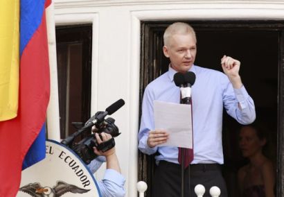 http://www.worldmeets.us/images/assange-addresses-embassy_pic.jpg