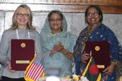 http://www.worldmeets.us/images/clinton.bangladesh.leaders_pic.jpg