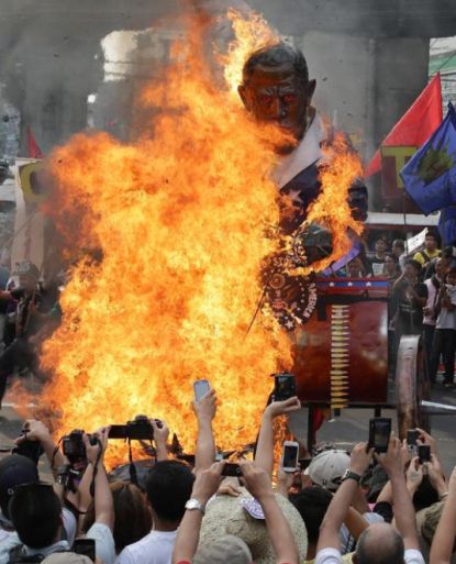 http://worldmeets.us/images/philippines-obama-effigy_pic.jpg