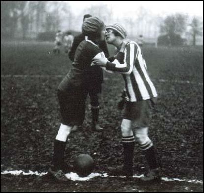 http://worldmeets.us/images/same-sex-women-football-kiss_pic.jpg