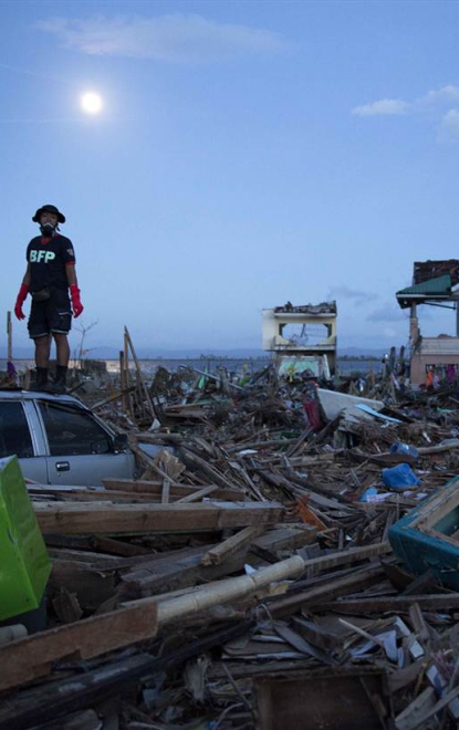 http://worldmeets.us/images/typhoon-Tacloban-scene-workers_pic.png